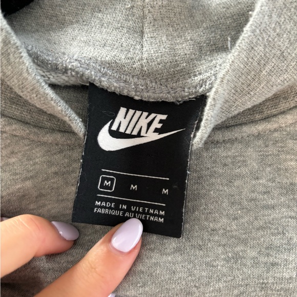 Like new! Women’s Nike cropped sweatshirt size M - Picture 3 of 3